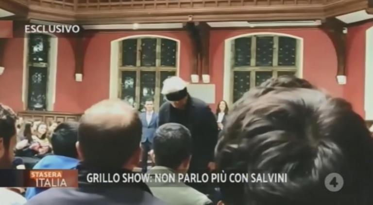 Dalla benda sugli occhi, agli insulti: «Grillo a Oxford, una sconfitta per i giovani italiani» | VIDEO