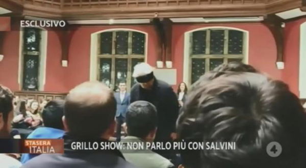 Dalla benda sugli occhi, agli insulti: «Grillo a Oxford, una sconfitta per i giovani italiani» | VIDEO