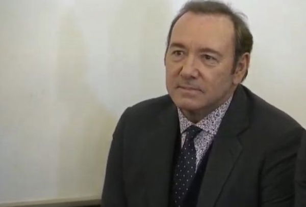 Kevin Spacey è stato incriminato per molestie