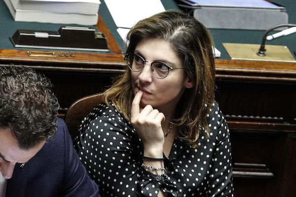 Laura Castelli dovrà rispondere di diffamazione aggravata, insieme ai suoi 18 followers
