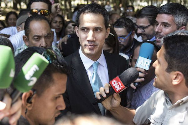 L’Italia non riconosce Juan Guaidò, il M5S: «È il principio di non ingerenza»