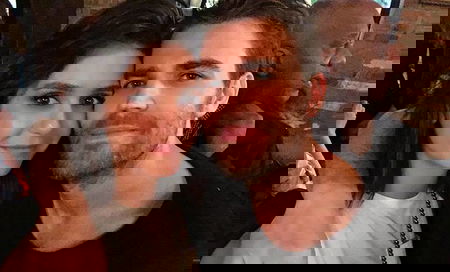 The Vampire Diaries: Paul Wesley sorprende Nina Dobrev sul set di Fam | VIDEO article-post