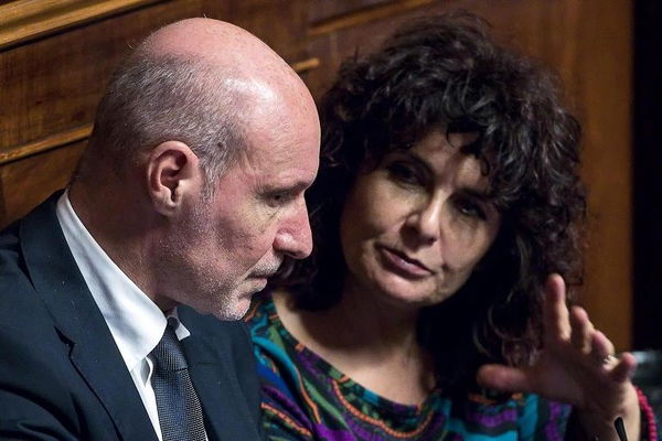 Il dissidente De Falco: «Il M5S senza discussione democratica». Nugnes: «Conta la Casaleggio»