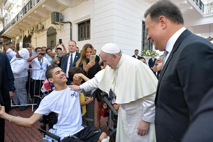 Il Papa: «È assurdo identificare i migranti come male sociale» article-post