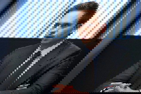 Patrick J. Adams si scusa sui social media: “Non sono un bullo”