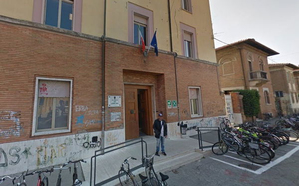 La scritta sul muro a scuola: «Il preside è gay». E il dirigente non la cancella