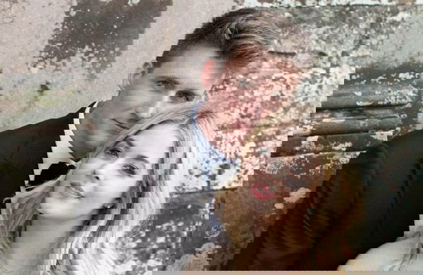 Pretty Little Liars: Solo Lucy Hale si congratula con Sasha Pieterse