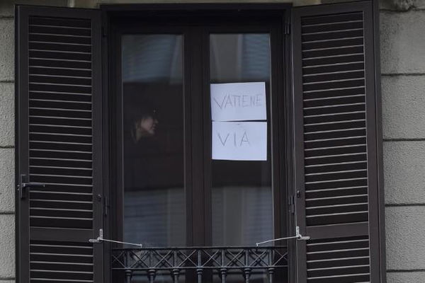 Milano, c’è Salvini sotto casa: due donne scrivono a penna «Vattene»