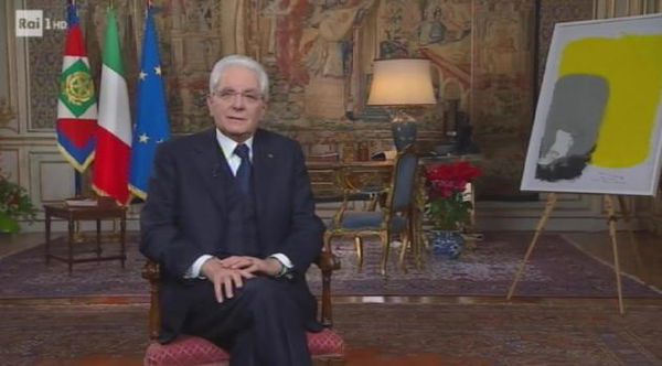 Mattarella, il quadro donato dal centro autistici e la critica alla tassa sulla bontà nella manovra