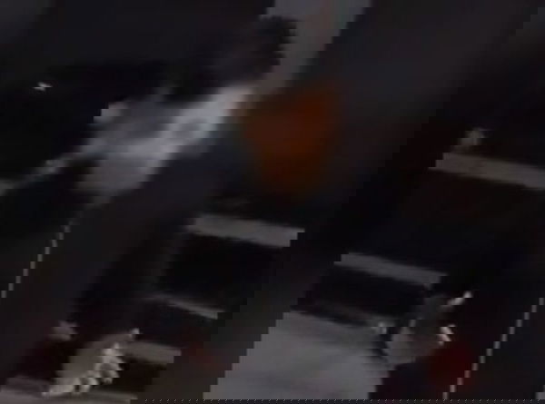 Il ragazzino di 13 anni che canta su Facebook con una pistola in mano (e spara un colpo)