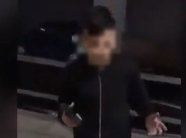 Il ragazzino di 13 anni che canta su Facebook con una pistola in mano (e spara un colpo) article-post