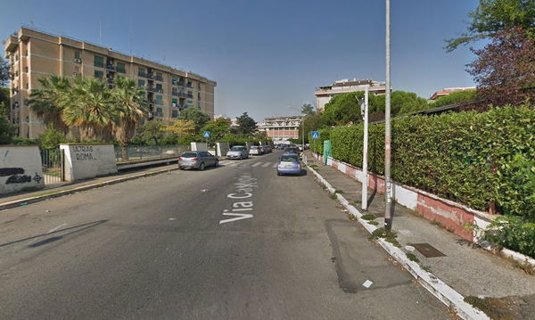 Roma, spari davanti a un asilo nido: un 34enne ferito a colpi di pistola, è gravissimo