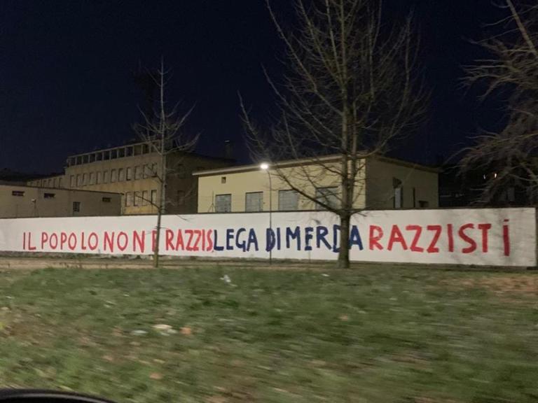 «Lega di mxxxx, razzisti»: la scritta con insulto su un muro della storica sede di via Bellerio