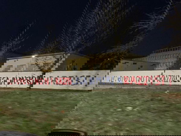 «Lega di mxxxx, razzisti»: la scritta con insulto su un muro della storica sede di via Bellerio