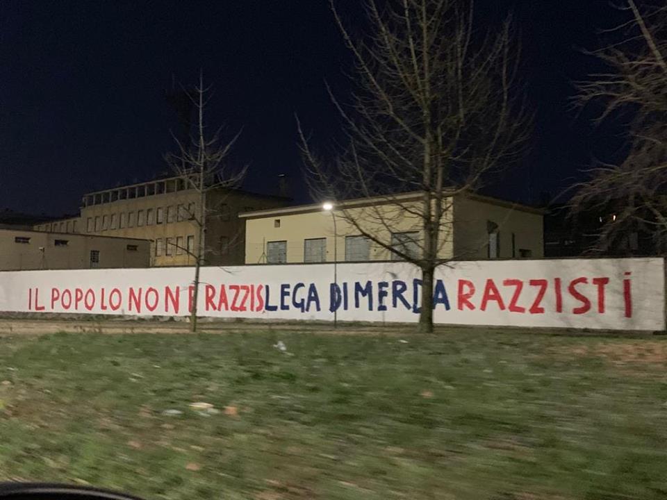 «Lega di mxxxx, razzisti»: la scritta con insulto su un muro della storica sede di via Bellerio article-post