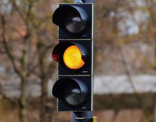 Il semaforo giallo dura poco? La multa vale lo stesso