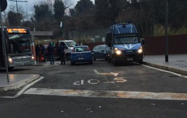 Baobab denuncia: «Altro sgombero di migranti a Piazzale Spadolini, l’Ama getta via le coperte»