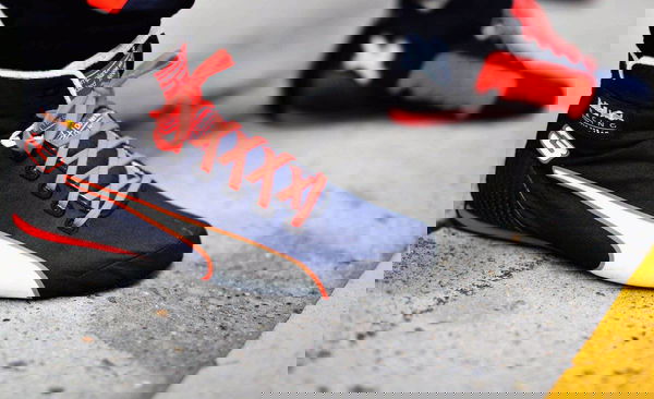 Formula 1: Gp Cina, Daniel Ricciardo se li beve tutti !