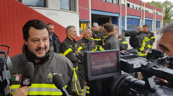 Il sindacato dei pompieri denuncia le divise di Salvini: «Se pagasse le multe previste, rinnoverebbe il contratto a tutti»