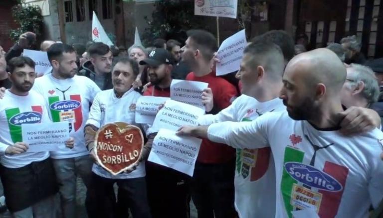 Il sit-in per Sorbillo: «Salvini deve presidiare Napoli» | VIDEO