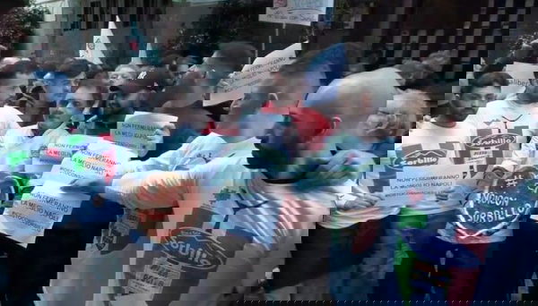 Il sit-in per Sorbillo: «Salvini deve presidiare Napoli» | VIDEO