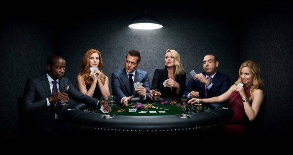 Suits: Louis al comando e il futuro di Donna, parla Aaron Korsh