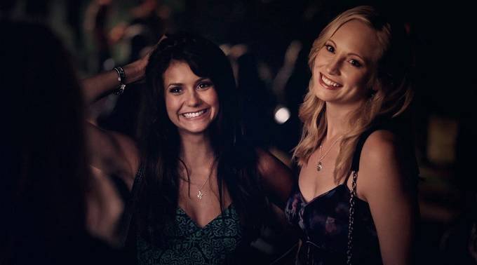The Vampire Diaries reunion, Nina Dobrev spegne 30 candeline accanto a Candice King article-post
