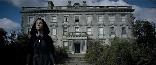 The Lodgers, Non infrangere le regole: la recensione, mai recensire un film dopo mezzanotte…