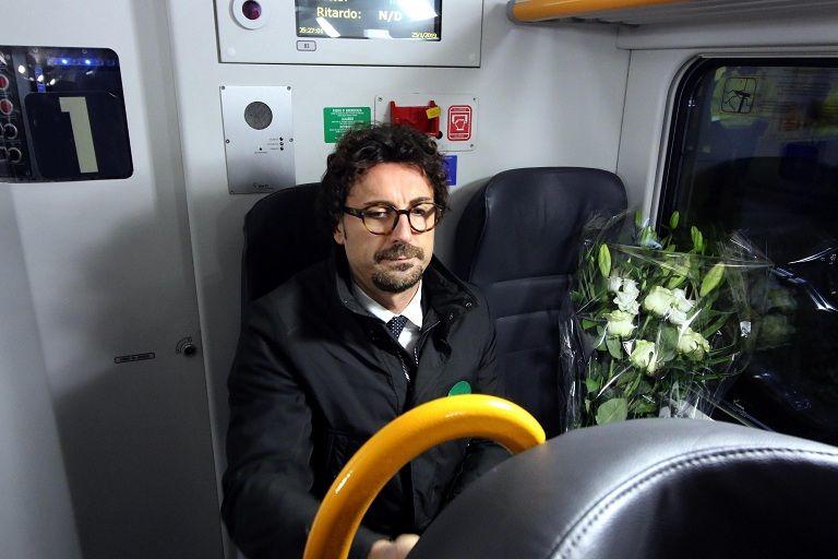 Pioltello, la frecciata di Toninelli: «Qui Salvini non c’è, a commemorare tre morti di Stato»