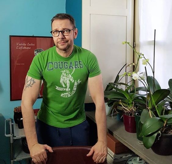 Tonio Cartonio sta molto bene. «Ho 58 anni, un compagno e non sono morto d’overdose»