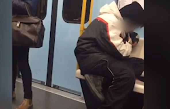 Milano, due ragazzi fumano eroina su un treno della metro | VIDEO