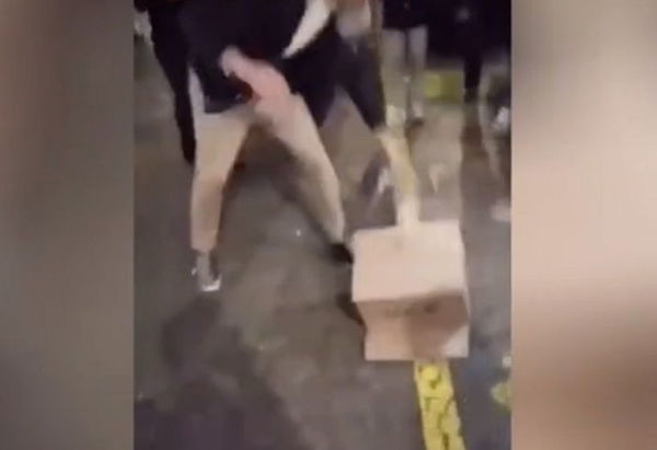 Lo stupido video (virale) di una gallina torturata e presa a calci, per avere più like