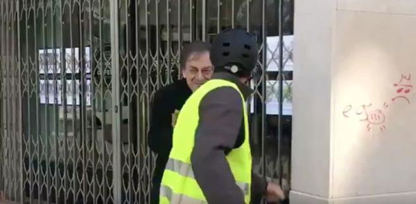 I gilet gialli e i violenti insulti antisemiti al filosofo figlio di sopravvissuti di Auschwitz | VIDEO