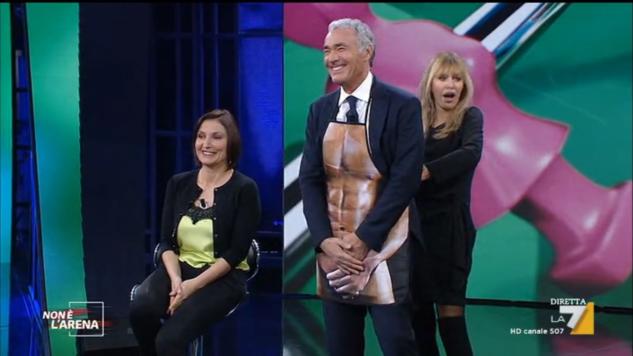 Alessandra Mussolini e il grembiule anti-sessismo fatto indossare a Giletti | VIDEO article-post