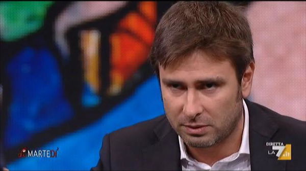 Alessandro Di Battista stizzito perché il pubblico non lo applaude | VIDEO