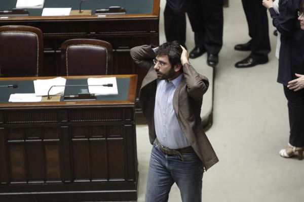 Il sottosegretario M5S alla Difesa Angelo Tofalo nella bufera per un video con Hitler
