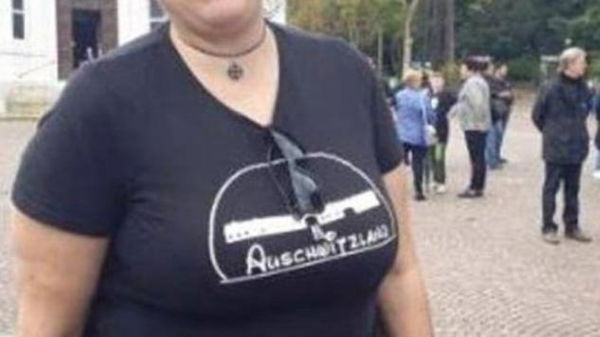 Indossò a Predappio la maglia ‘Auschwitzland’: il 20 marzo inizierà il processo contro la militante di Forza Nuova