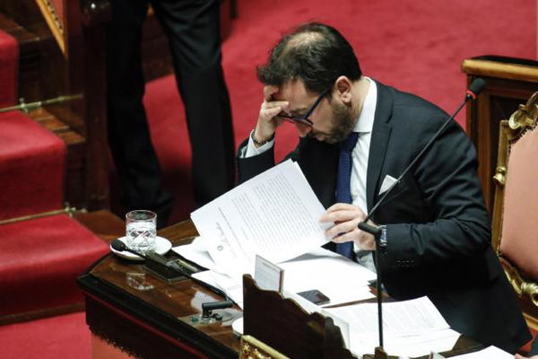 Bonafede spiega che sulla Diciotti c’è stata una decisione di governo. Ma senza Consiglio dei ministri