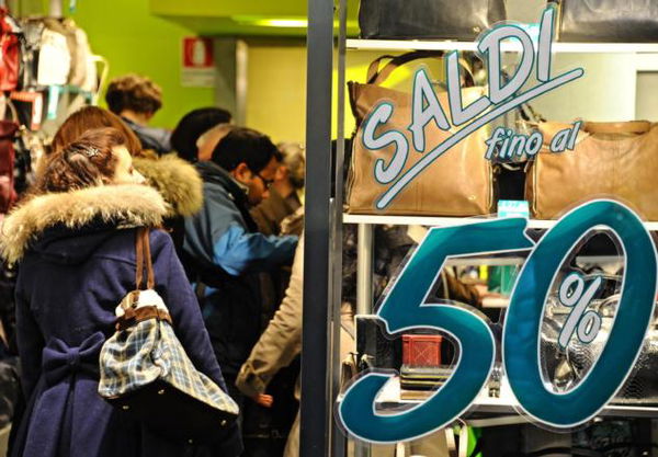 Nuovo dietrofront sulle chiusure domenicali. Pronta una deroga per Roma, Milano e alte 12 città