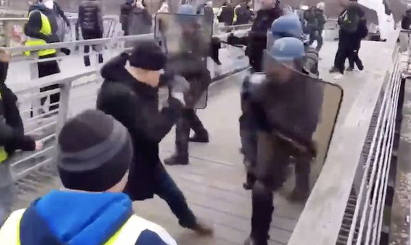 Christophe Dettinger, il boxer dei Gilet Gialli, è stato condannato ad un anno di carcere