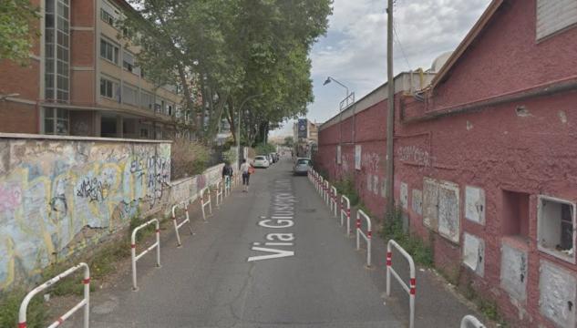 Coppia gay non viene fatta entrare in un locale di via Libetta, Roma