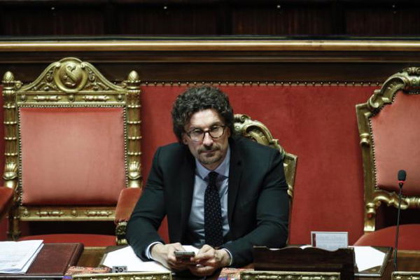 Danilo Toninelli sulla presunta incompatibilità di Savona alla Consob: «In Italia ci sono troppe leggi»