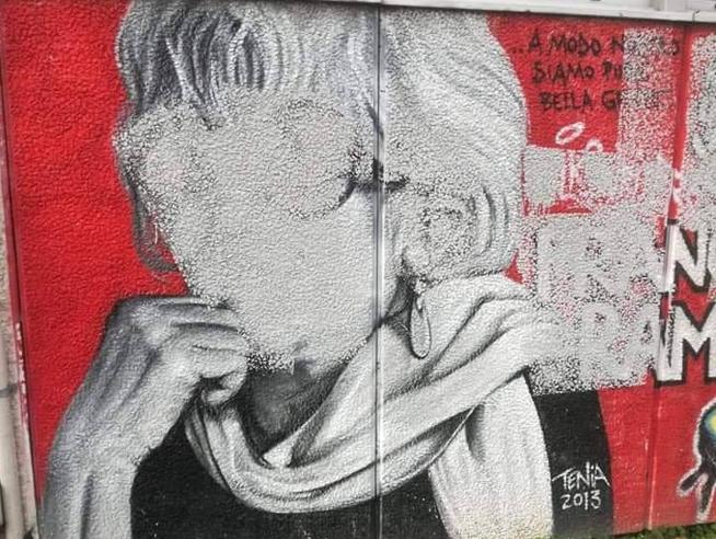 Croce celtica e vernice bianca: sfregiato il murale di Franca Rame a Milano article-post