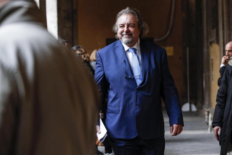 Giunta immunità nega l’autorizzazione a procedere per Salvini, Giarrusso fa il gesto delle manette al PD