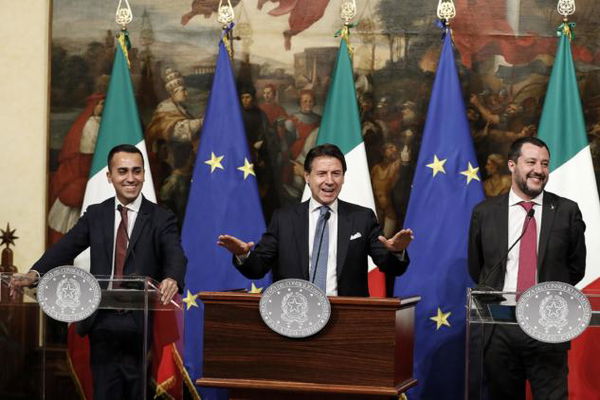 A Strasburgo sostengono che Giuseppe Conte sia il burattino di Salvini e Di Maio | VIDEO