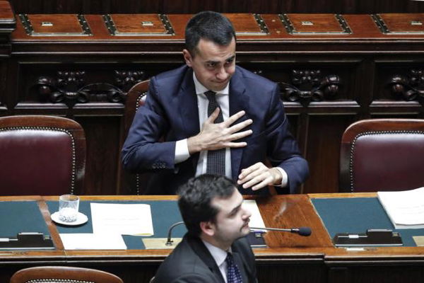 Di Maio in visita al suo liceo di Pomigliano e il preside vieta le contestazioni