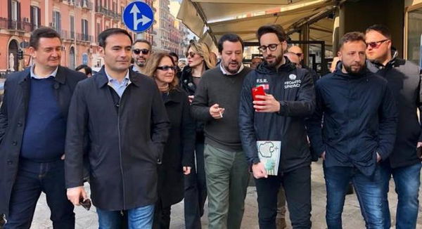 Salvini ospita sul palco di Bari un dirigente leghista condannato per omicidio
