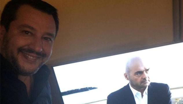 Matteo Salvini guarda Montalbano