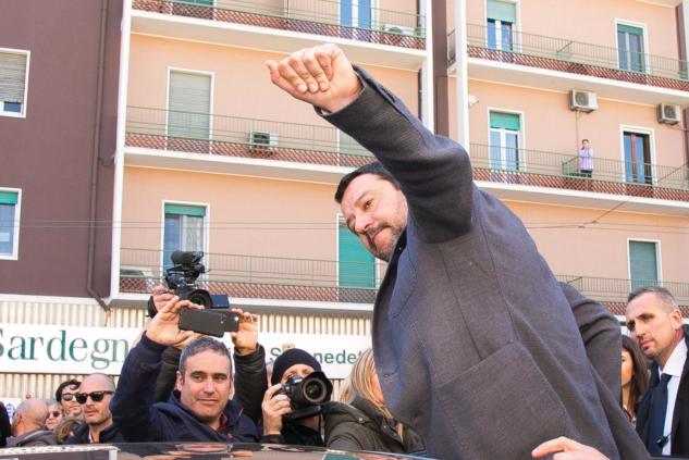 Matteo Salvini apre i porti, ma solo ai ricchi article-post