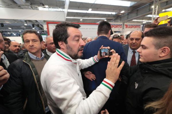 Matteo Salvini, il ministro sopra la legge che vìola (ancora) il silenzio elettorale